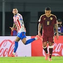 El delantero de Paraguay #09 Antonio Sanabria celebra después de anotar durante el partido de fútbol de las eliminatorias sudamericanas para la Copa Mundial de la FIFA 2026 entre Paraguay y Venezuela en el estadio Defensores del Chaco en Asunción el 15 de octubre de 2024.