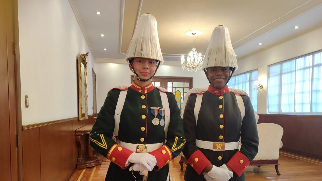 De izquierda a derecha las cadetes Danna Alejandra Esquivel Peña y Aura María Muñoz Cortés.