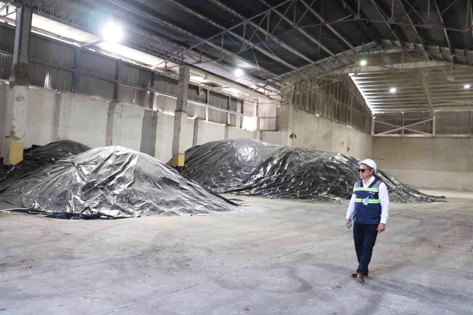 Desolado permanece el muelle 13 en la sociedad portuaria de Buenaventura que tiene suspendida su operación. 100 trabajadores permanecen a la espera de las decisiones judiciales para reanudar las actividades mientras tanto varios miles de toneladas de fertilizantes y maíz para uso industrial permanecen retenidas en sus bodegas.