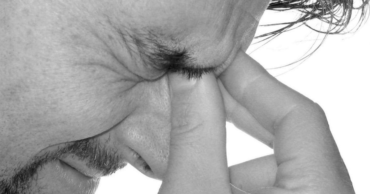 En el caso de los adultos mayores, explica que se pueden presentar cuadros de vértigo multisensorial, los cuales pueden llegar a evolucionar hacia una inestabilidad crónica. 