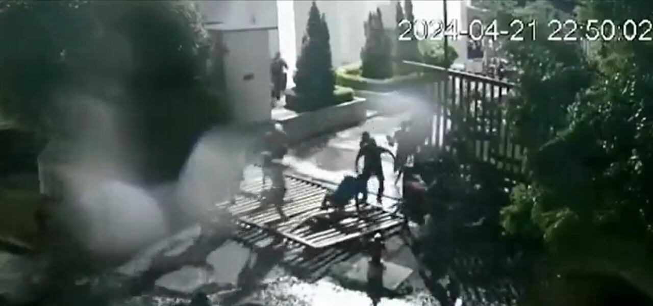 Los delincuentes huyeron por la puerta del parqueadero.