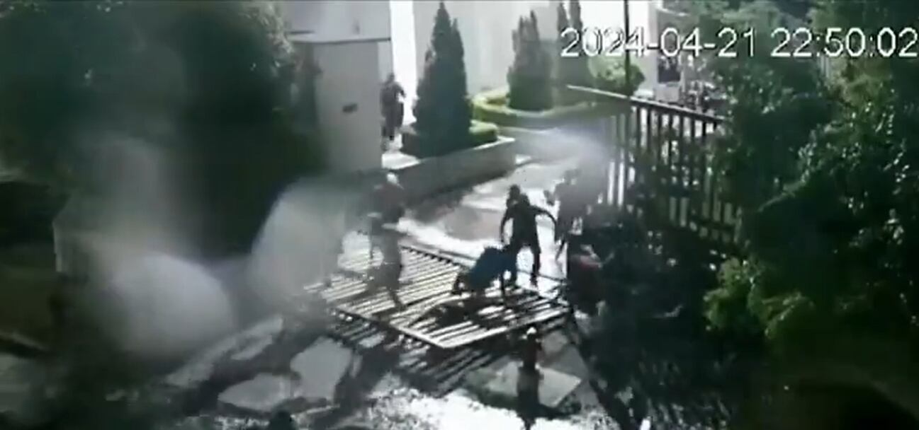 Los delincuentes huyeron por la puerta del parqueadero.