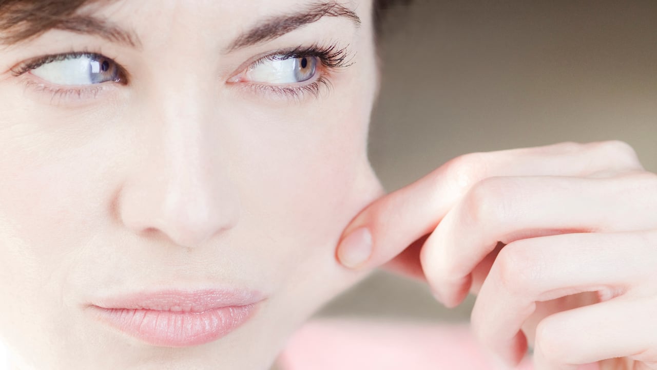 Según expertos, el reentrenamiento muscular no solamente disminuye la grasa facial, sino que también tonifica para evitar la flacidez, contrarrestan el efecto del envejecimiento y mejorar la autoconfianza.