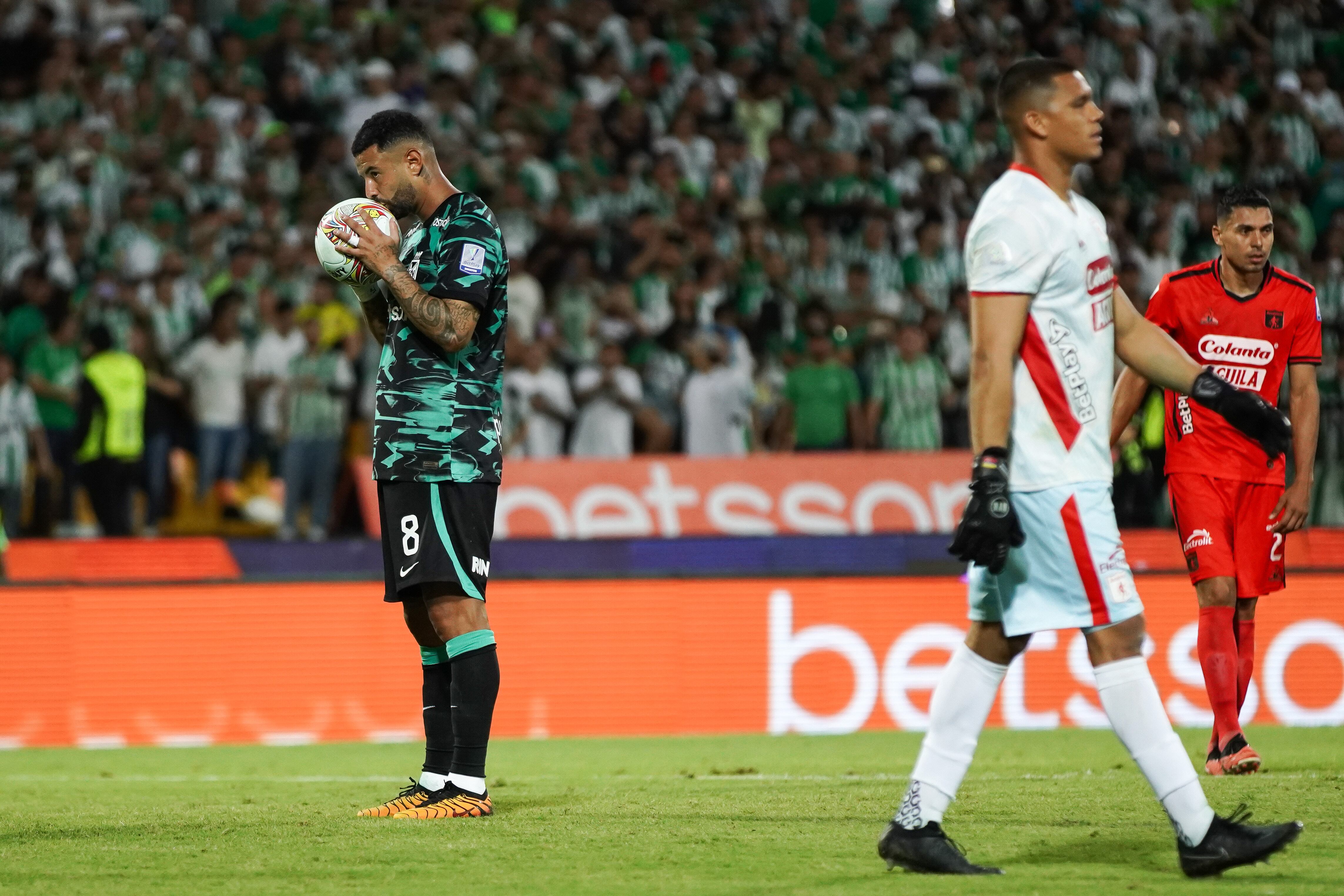 Edwin Cardona antes de cobrar el penal que decidió el resultado del clásico entre Nacional y América