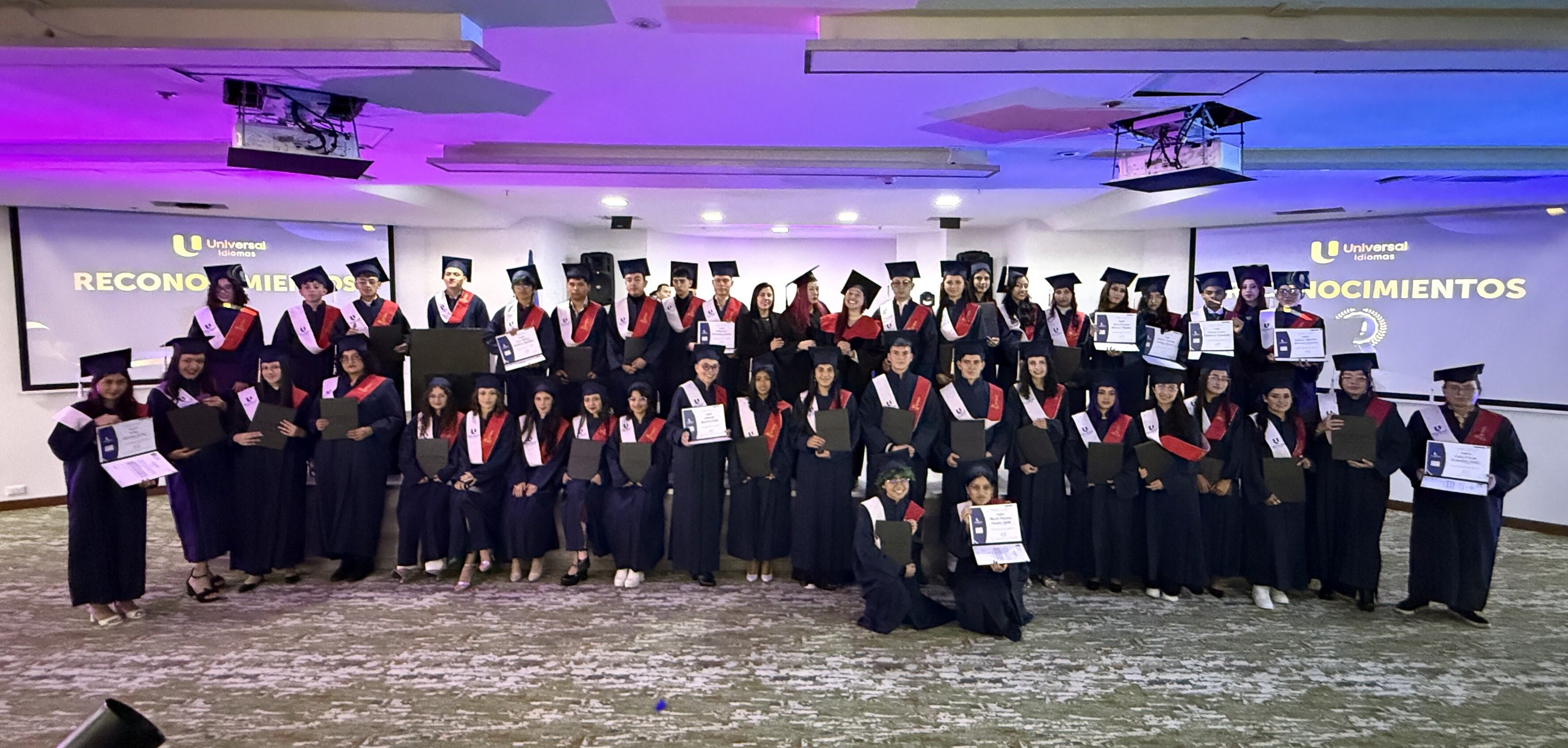 El proceso de aprendizaje va acompañado de una plataforma moderna y amigable que permite el acceso a clases pregrabadas 24/7.