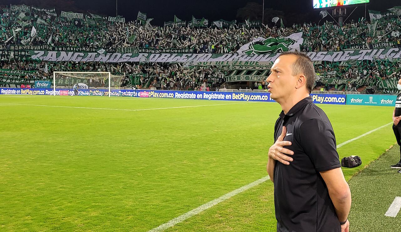 MEDELLIN - COLOMBIA, 11-02-2022: Alejandro Restrepo técnico de Nacional gesticula durante los actos protocolarios previo al partido por la fecha 6 de la Liga BetPlay DIMAYOR I 2022 entre Atlético Nacional y Alianza Petrolera jugado en el estadio Atanasio Girardot de la ciudad de Medellín. / Alejandro Restrepo coach of Nacional gestures during formal events prior a match for the date 6 as part of BetPlay DIMAYOR League I 2022 between Atlético Nacional and Alianza Petrolera played at Atanasio Girardot stadium in Medellín city. Photo: VizzorImage / Donaldo Zuluaga / Cont