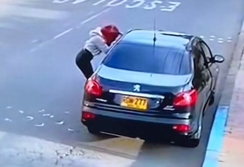 Hombre infiel se las da de vivo y esconde a su amante en el baúl mientras enfrenta a su pareja