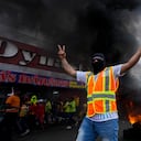 Los trabajadores protestan en apoyo de los maestros en huelga, frente a la Asamblea Nacional en la Ciudad de Panamá, el miércoles 13 de julio de 2022. Los panameños han salido a las calles en protesta durante más de una semana, aprovechando la ira por los precios del combustible que casi se han duplicado para dar a conocer su descontento general con el gobierno del presidente Laurentino Cortizo. (Foto AP/Arnulfo Franco)