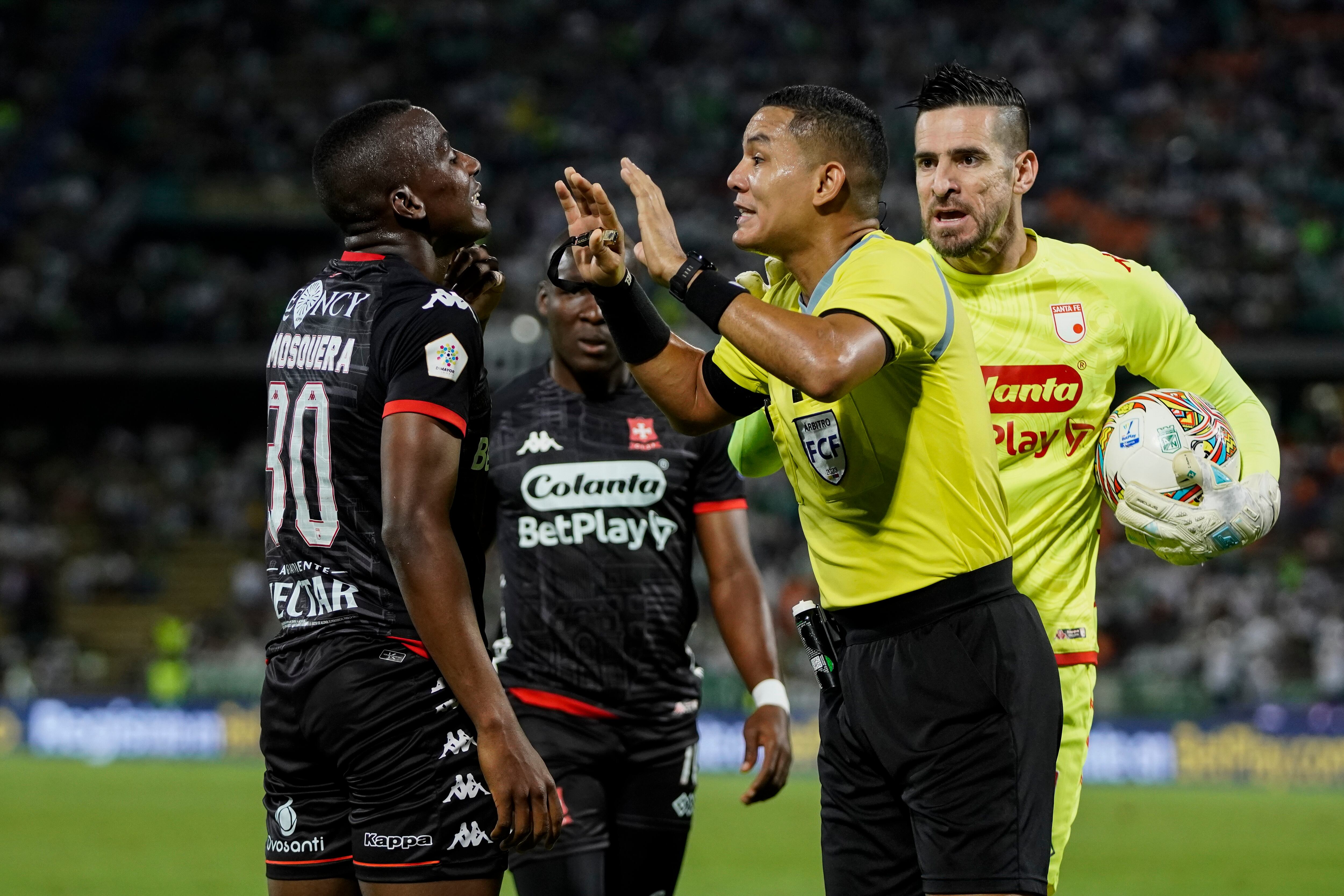 Jugadores de Santa Fe reclamando al juez Luis Matorel.