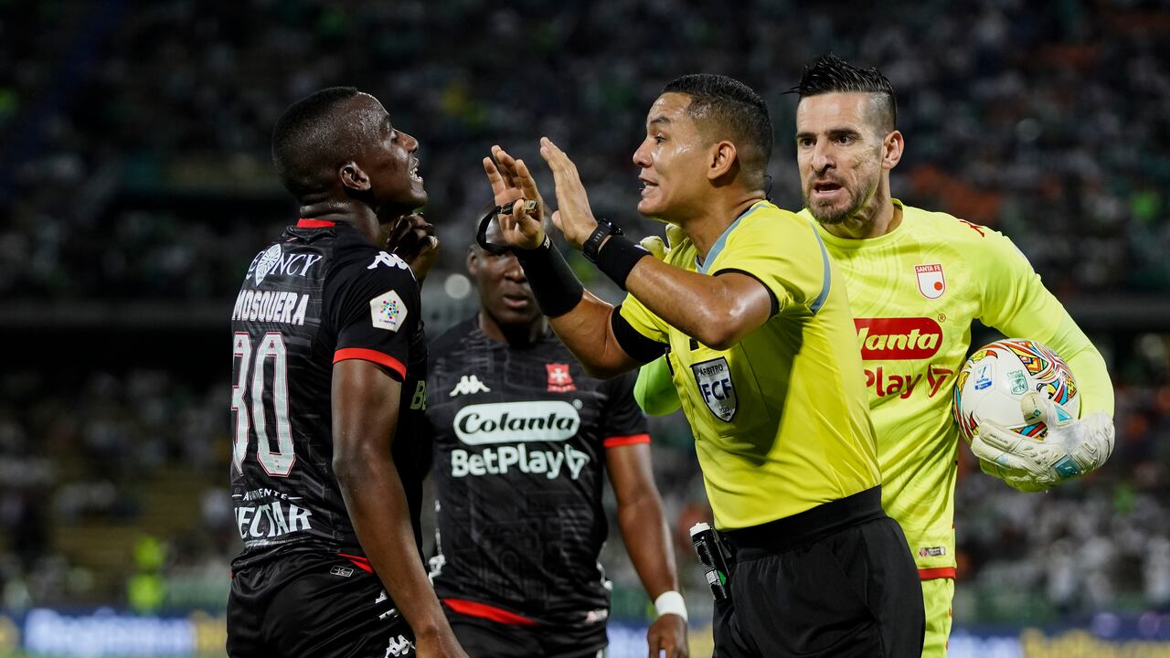 Jugadores de Santa Fe reclamando al juez Luis Matorel.