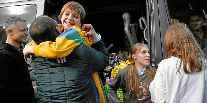 Denys Zaporozhchenko no había visto a su hijo ni a sus dos hijas en el autobús durante seis meses y medio. (Foto Serguéi Chuzavkov/AFP)