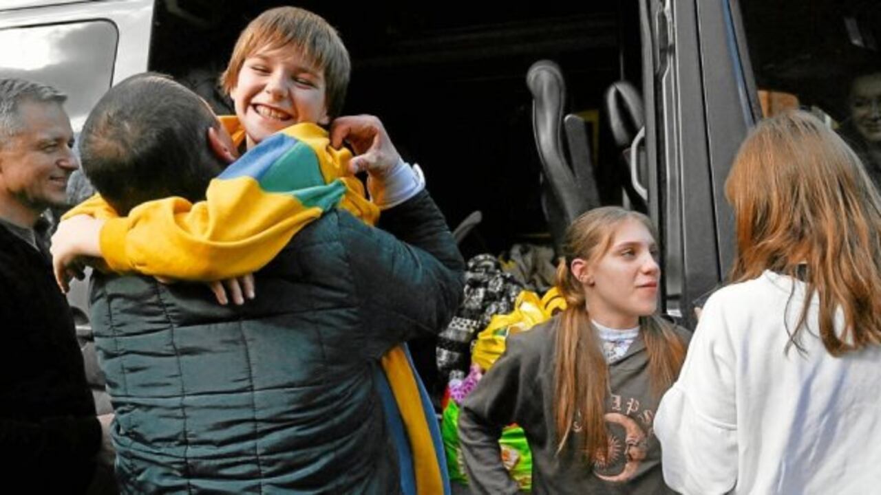 Una de las imágenes del rescate efectuado a finales de marzo. (Photo by SERGEI CHUZAVKOV / AFP)