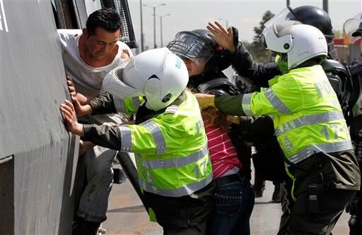 La policía detuvo a varios camioneros que se negaron a desbloquear las vías. 