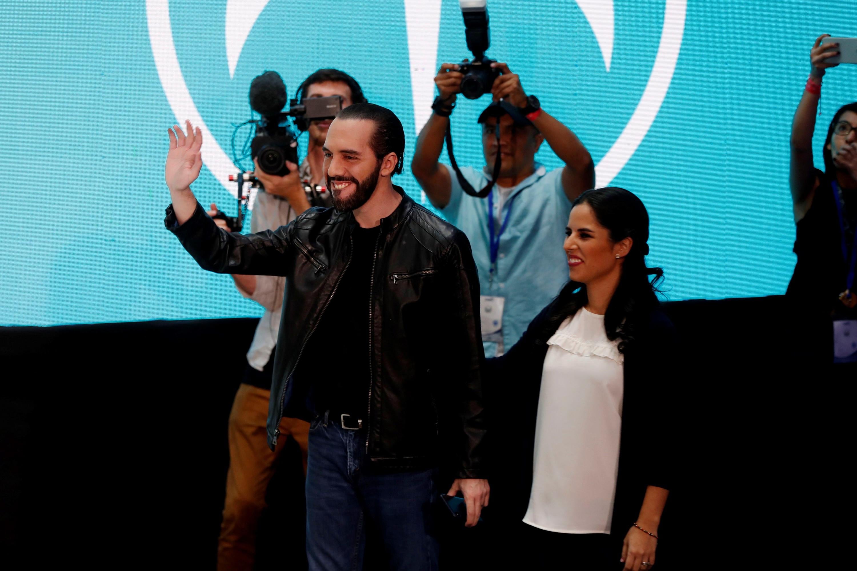 El presidente de El Salvador Nayib Bukele y su esposa, Gabriela de Bukele.