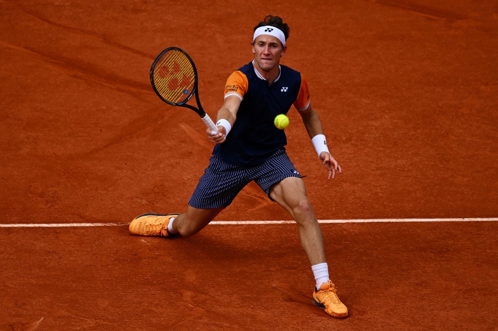 El tenista noruego, Casper Ruud, disputando la final del Roland Garros ante Novak Djokovic