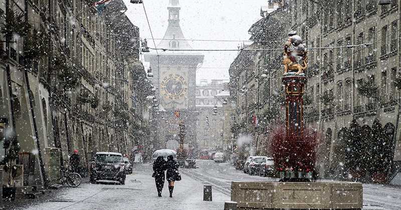 Vista del centro de la ciudad de Berna, con la Torre del Reloj (Zytgloggeturm), durante la primera nevada del año, en Suiza. La nieve llega a principios de 2016 en gran parte de Europa.