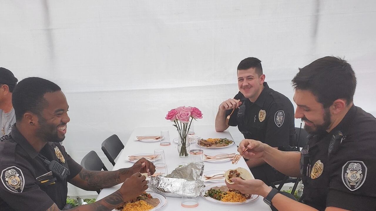 Los policías aceptaron la invitación.