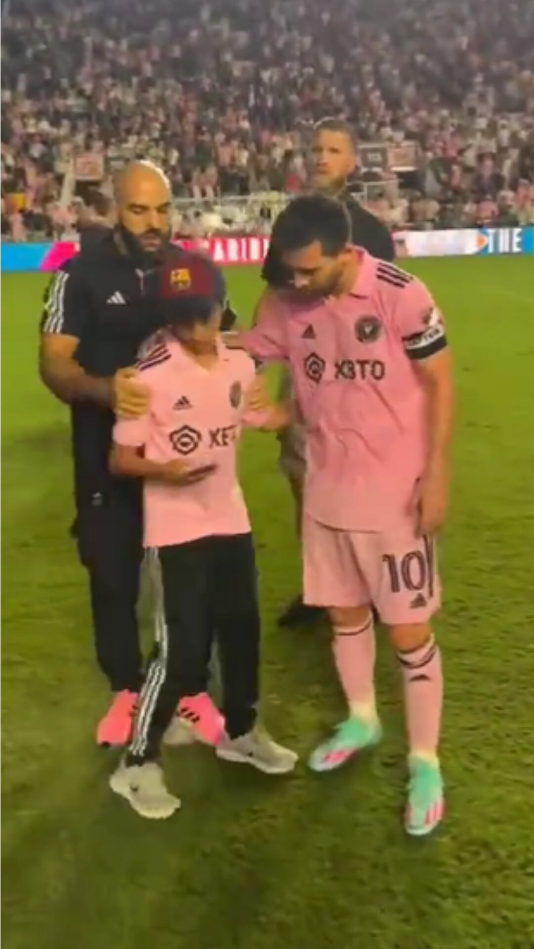 Joven hincha del Inter de Miami logró una fotografía y autógrafo de Lionel Messi.