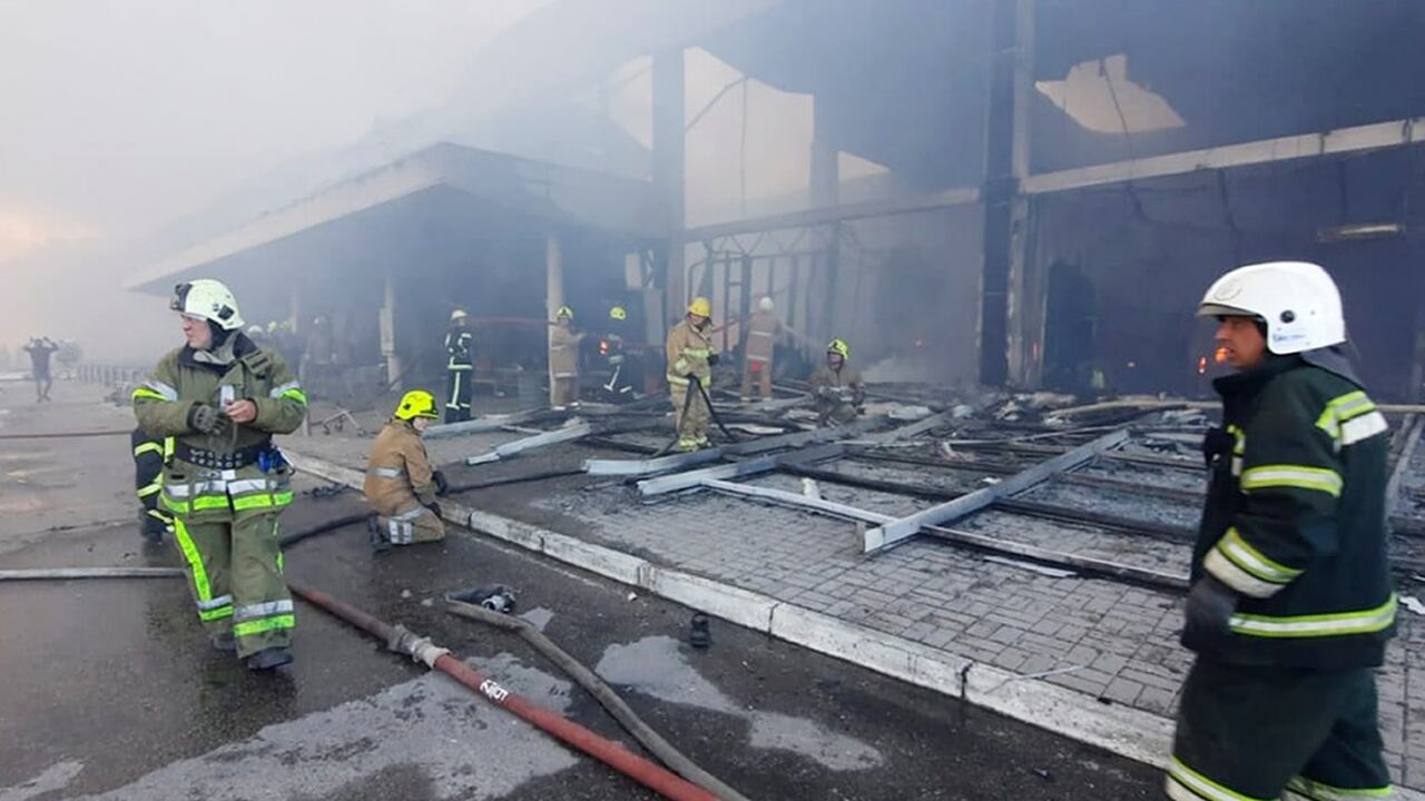 "El número de muertos en un edificio residencial subió a 10", anunció el portavoz de la administración regional de Odesa, Sergéi Bratchuk.