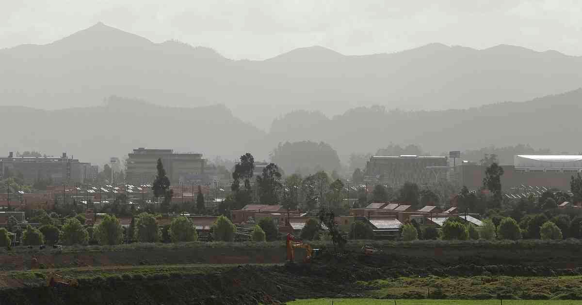 En los municipios de Chía y Cajicá la contaminación por la presencia de partículas de la arena proveniente del continente africano ha sido evidente. Así se vio este miércoles en la tarde. Foto: Guillermo Torres 