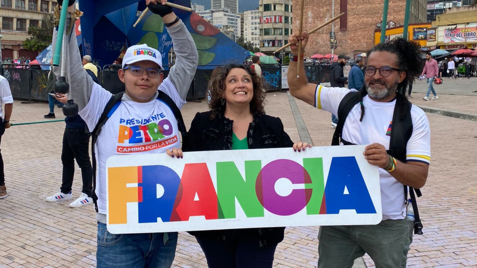 Angélica Lozano haciendo campaña a favor de Gustavo Petro.