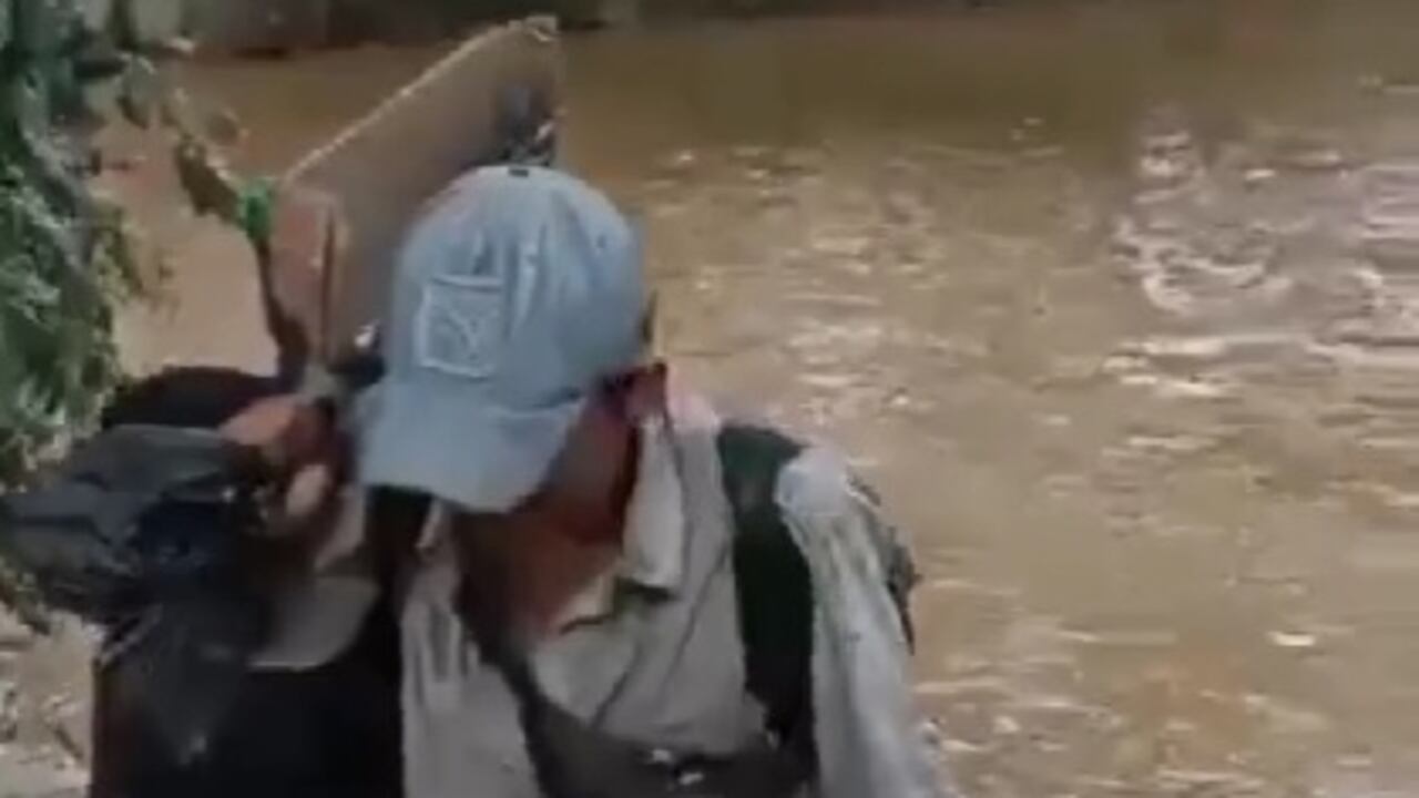 Al parecer, personal de seguridad del Bulevar le habría arrojado las pertenencias al río Cali a un habitante de calle.