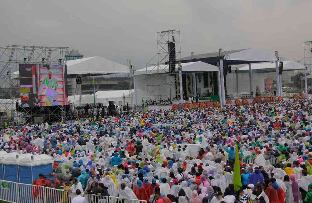 Con impermeable la gente se protegió de la lluvia en la misa oficial del papa en Medellín. Foto: Pablo Andrés Monsalve//SEMANA.