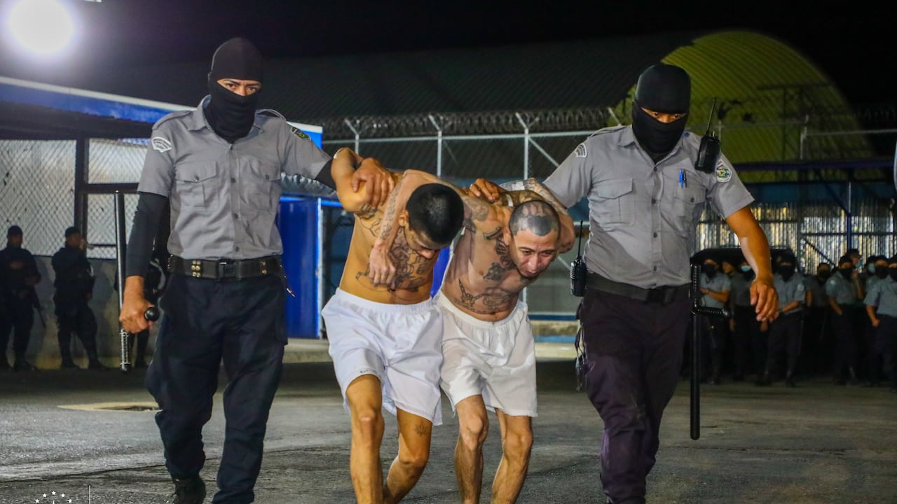 Bajo estricto dispositivo de seguridad El Salvador transportó a sus primeros 2.000 presos a la Cecot.