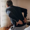 Expertos aconsejan llevar una dieta baja en sal y tomar líquidos para prevenir los cálculos renales. Foto: Getty images.