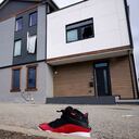 Un zapato deportivo afuera de una casa donde la policía dice que se produjo un tiroteo en Pittsburgh la madrugada del domingo 17 de abril de 2022. (AP Foto/Gene J. Puskar)