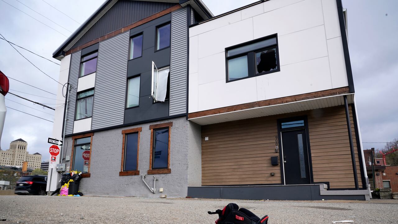 Un zapato deportivo afuera de una casa donde la policía dice que se produjo un tiroteo en Pittsburgh la madrugada del domingo 17 de abril de 2022. (AP Foto/Gene J. Puskar)