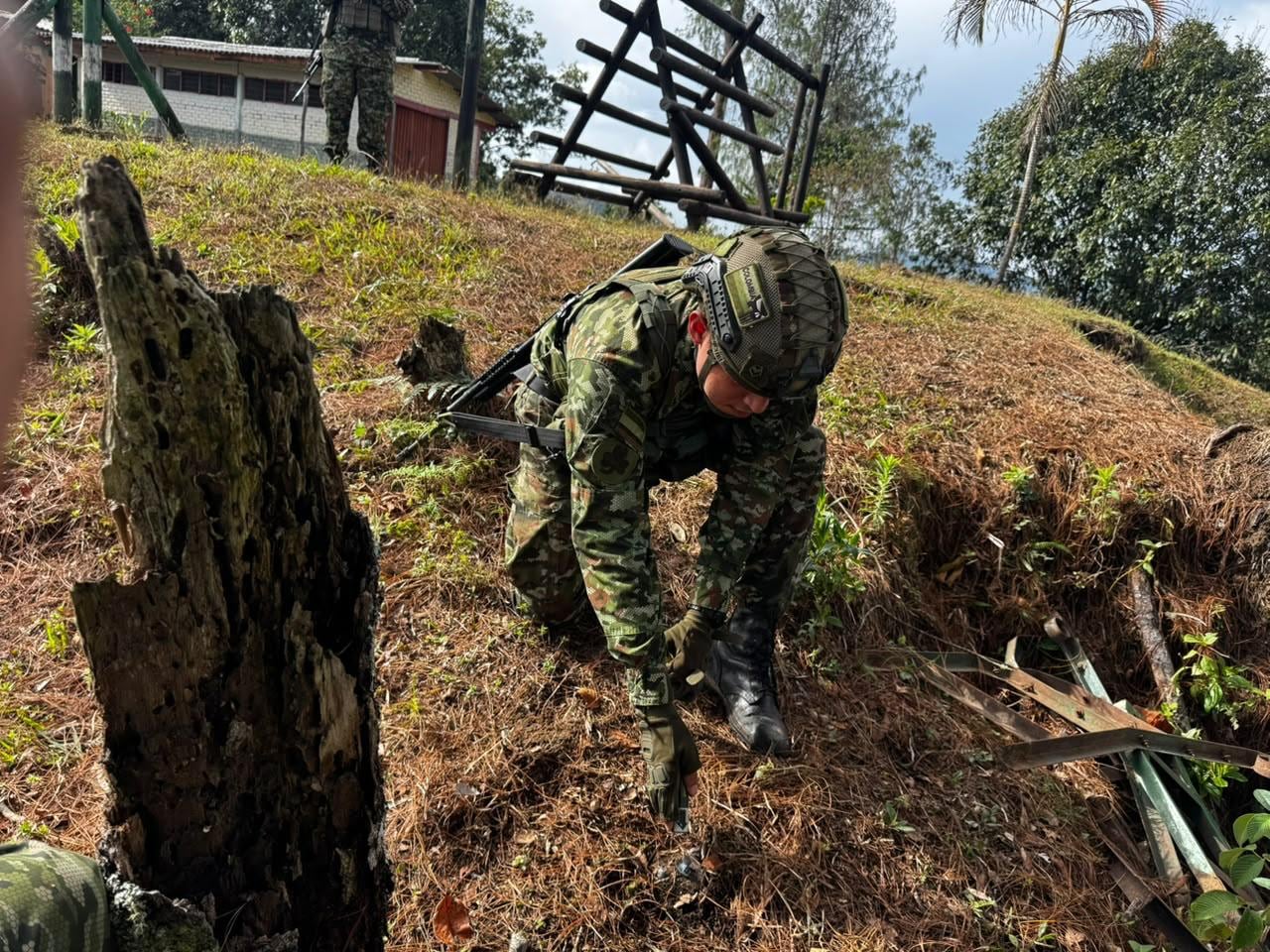 Soldados en operativo desactivando explosivos cerca a un colegio en el Cauca.
