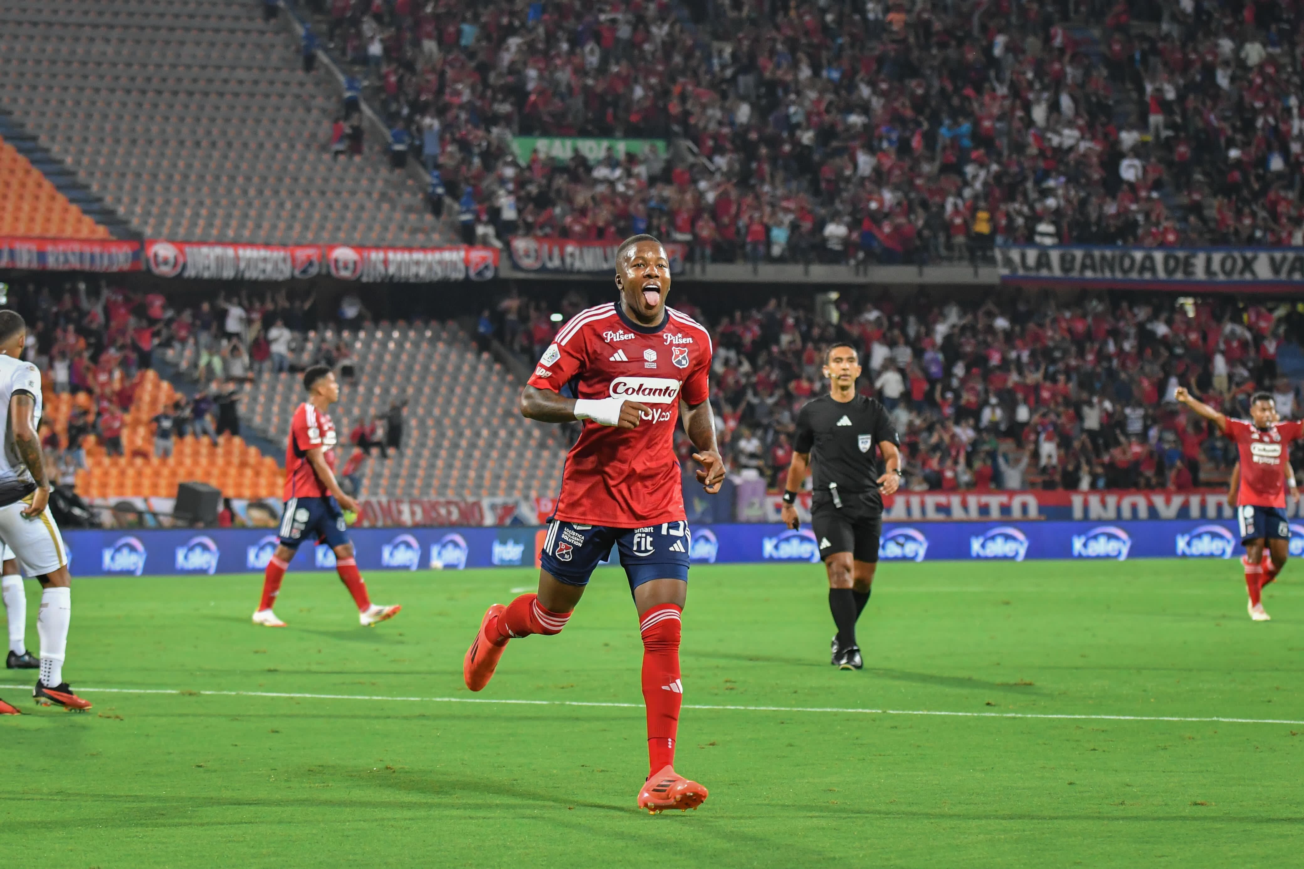 Francisco Chaverra celebrando uno de los goles del DIM