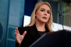 La Secretaria de Prensa de la Casa Blanca, Karoline Leavitt, habla durante una conferencia de prensa en la Sala de Prensa Brady de la Casa Blanca el 5 de febrero de 2025 en Washington, DC. Leavitt discutió las opiniones del presidente sobre Gaza, el Canal de Panamá y una orden ejecutiva de "Prohibición de hombres en los deportes femeninos" que el presidente firmará más tarde hoy, y otros temas. Andrew Harnik/Getty Images/AFP