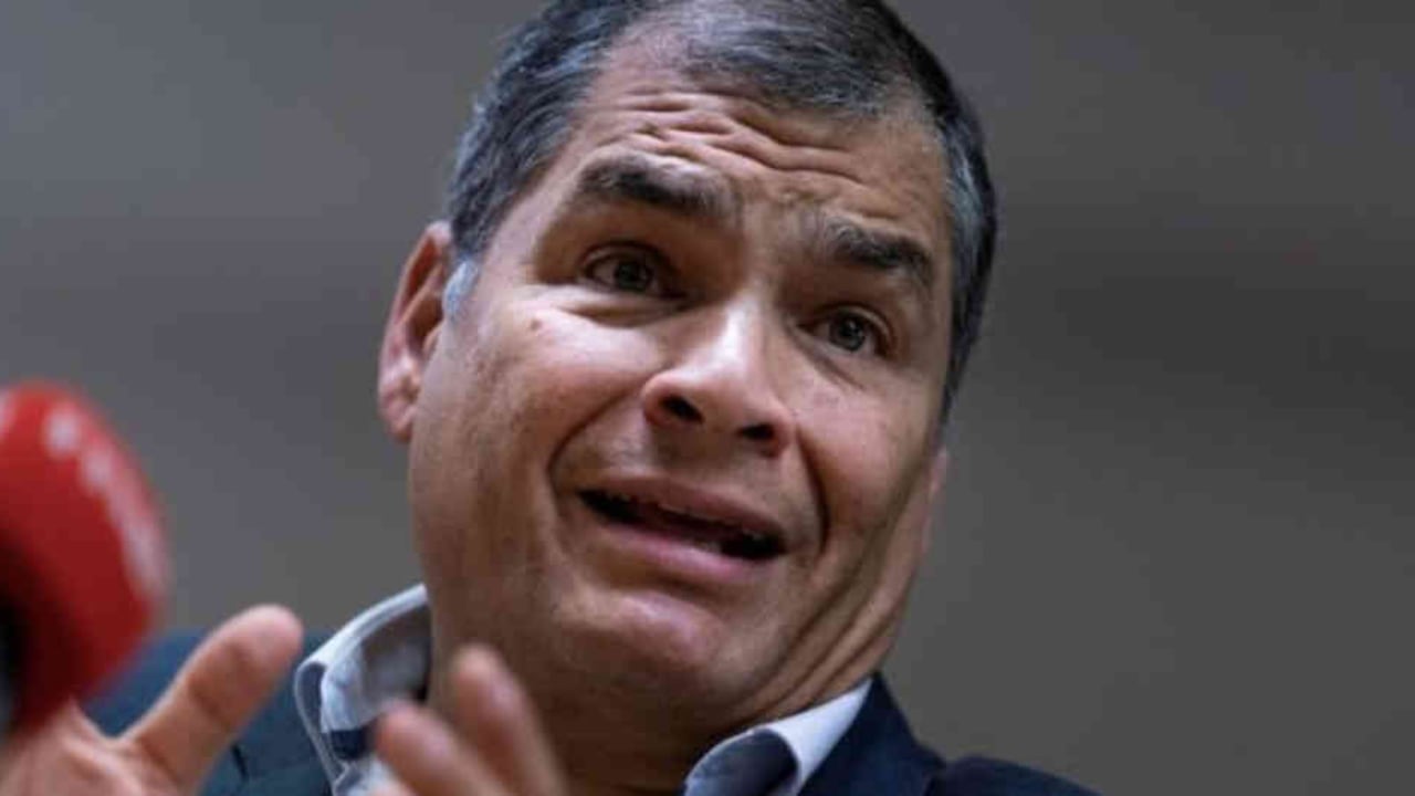 Derechos de autor de la imagenGETTY IMAGES Image caption Rafael Correa rechaza que esté detrás de un golpe de Estado en Ecuador. Foto: Getty/BBC