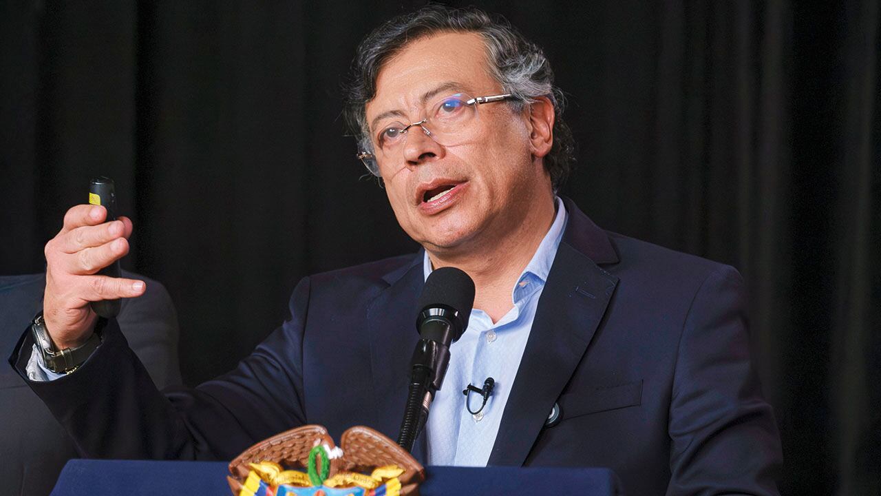 Antes de cumplir la orden de la Casa de Nariño, Reyes advirtió cuestionamientos sobre la funcionaria. El presidente Petro habría ratificado la decisión.