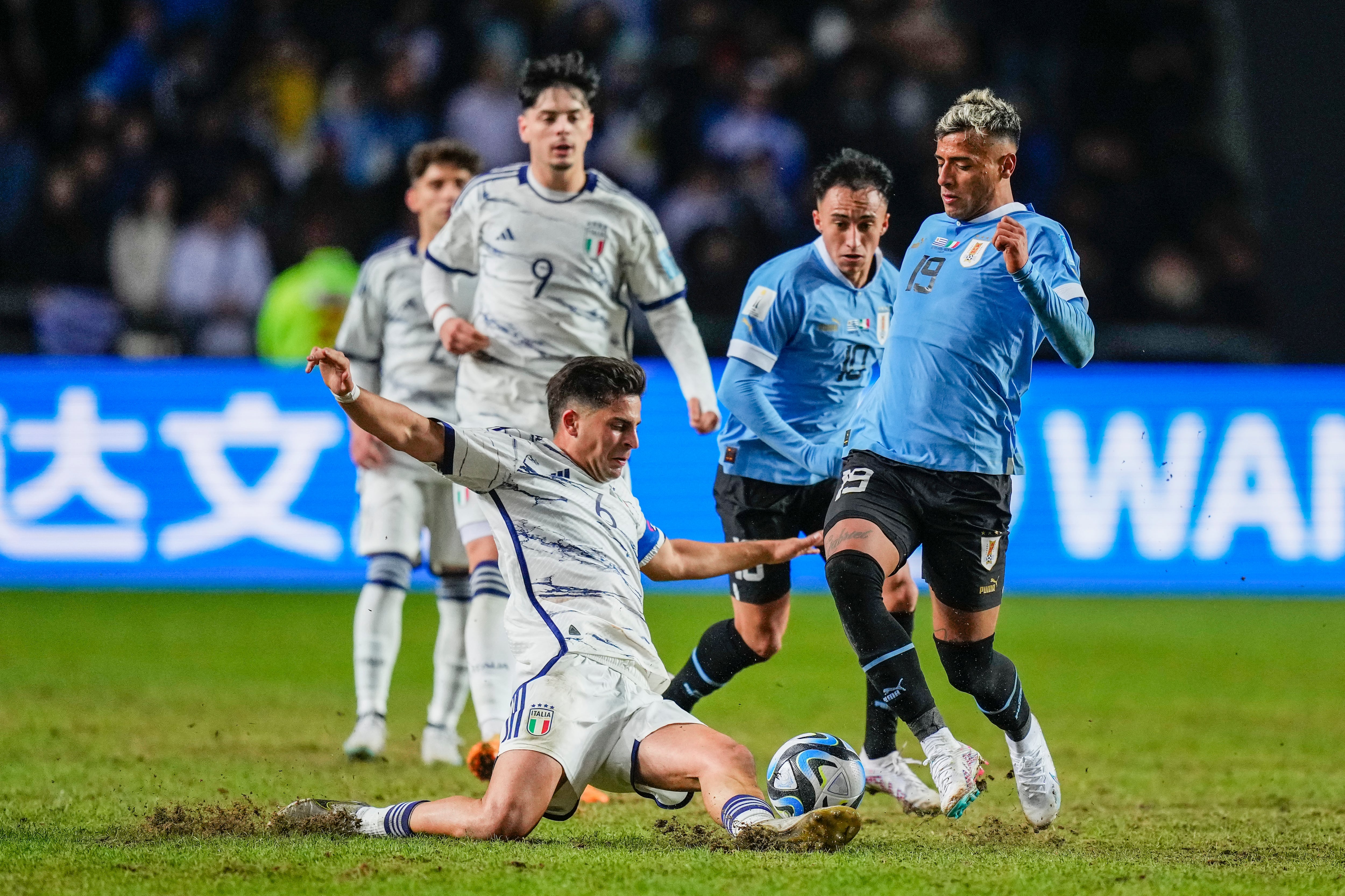 El italiano Samuel Giovane (6) y el uruguayo Luciano Rodríguez pelean por el balón durante la final de la Copa Mundial Sub-20 de la FIFA en el estadio Diego Maradona en La Plata, Argentina, el domingo 11 de junio de 2023. (Foto AP/Natacha Pisarenko)