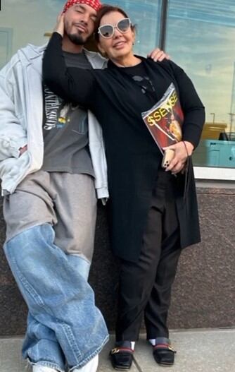 El cantante posó con su madre