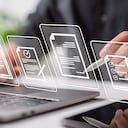 Idea de lugar de trabajo sin papel, firma electrónica, firma electrónica, gestión de documentos. Businessman firma un documento electrónico en un documento digital en una pantalla de cuaderno virtual usando un lápiz óptico.