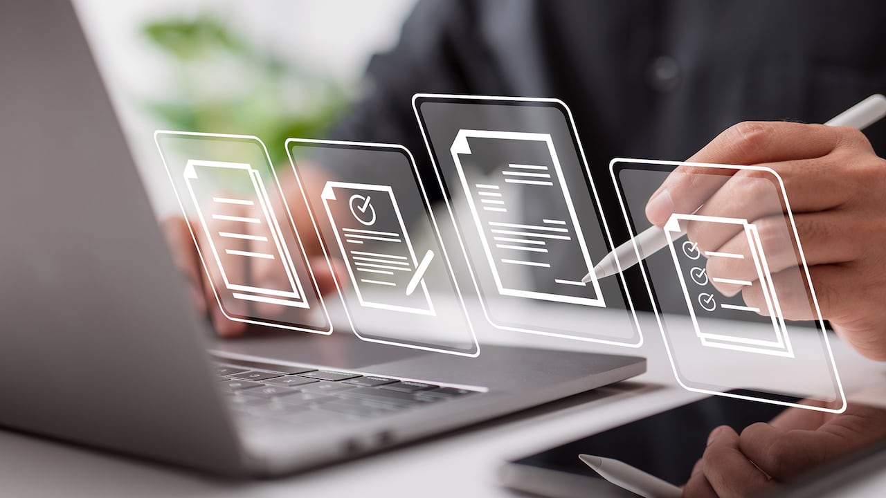 En la actualidad, muchas personas utilizan la firma digital en los documentos.