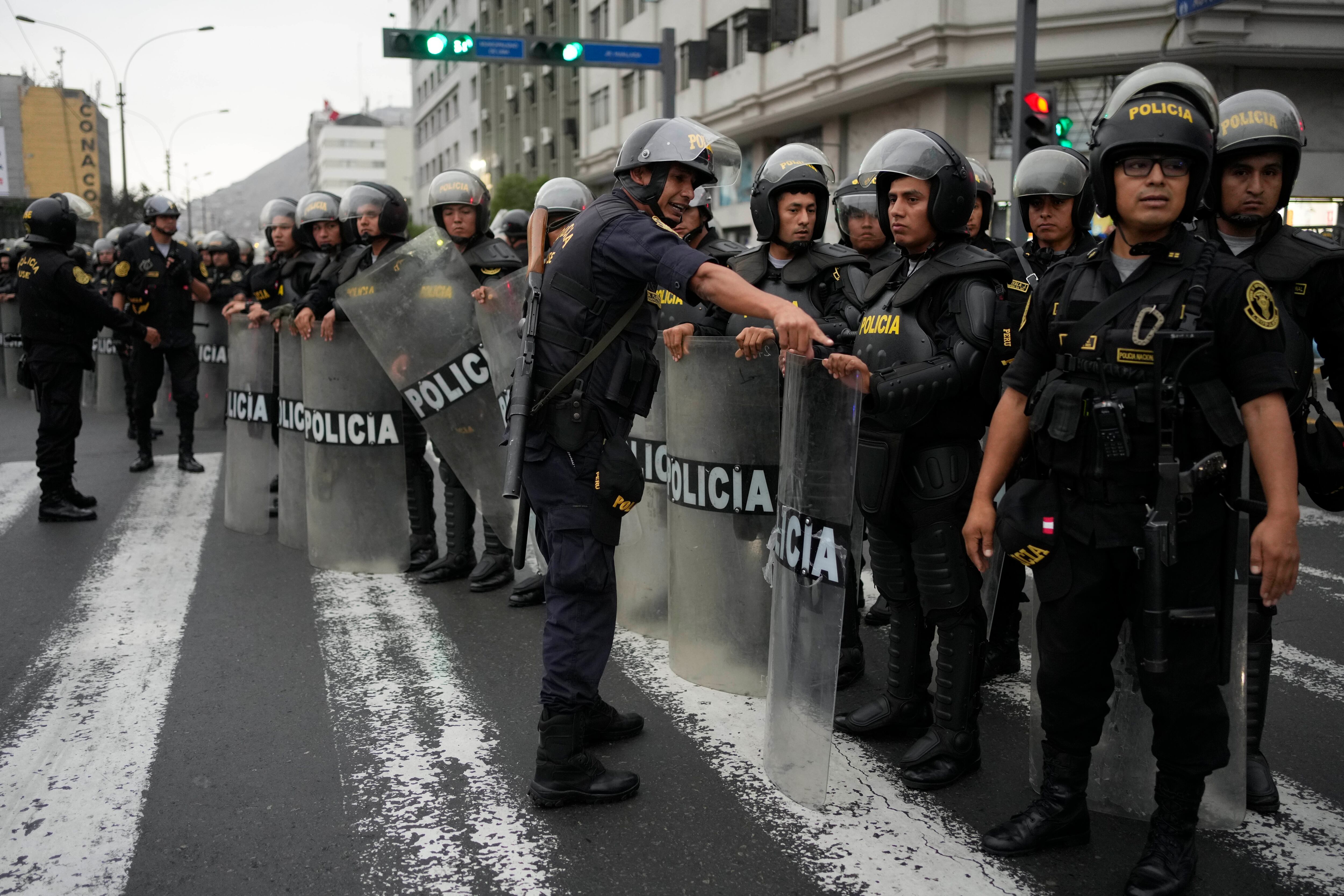 La policía antidisturbios prepara una barricada durante una protesta contra el gobierno de la presidenta de Perú, Dina Boluarte, frente al edificio del Congreso en Lima, Perú, el miércoles 14 de junio de 2023.