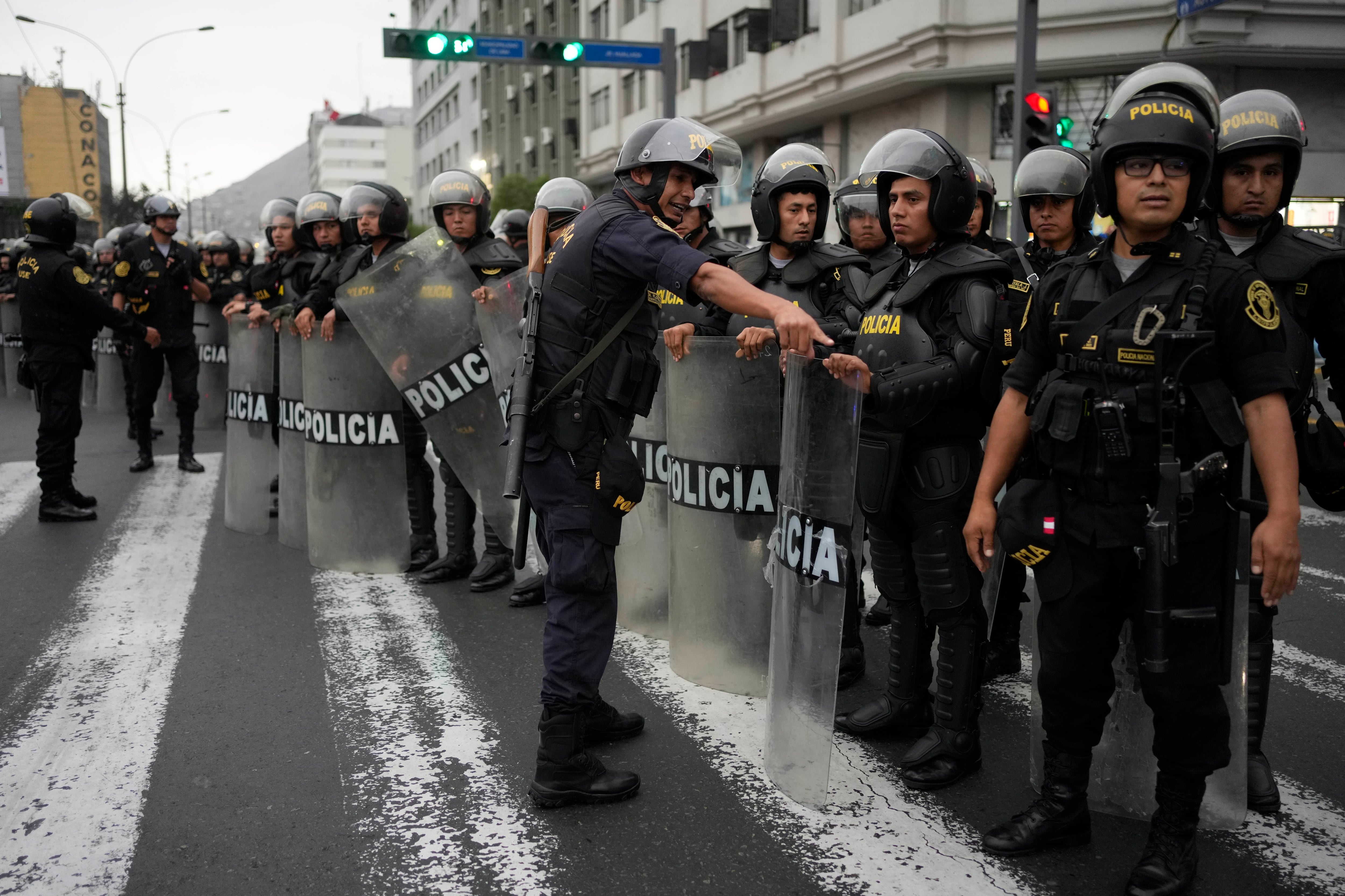 La policía antidisturbios prepara una barricada durante una protesta contra el gobierno de la presidenta de Perú, Dina Boluarte, frente al edificio del Congreso en Lima, Perú, el miércoles 14 de junio de 2023.