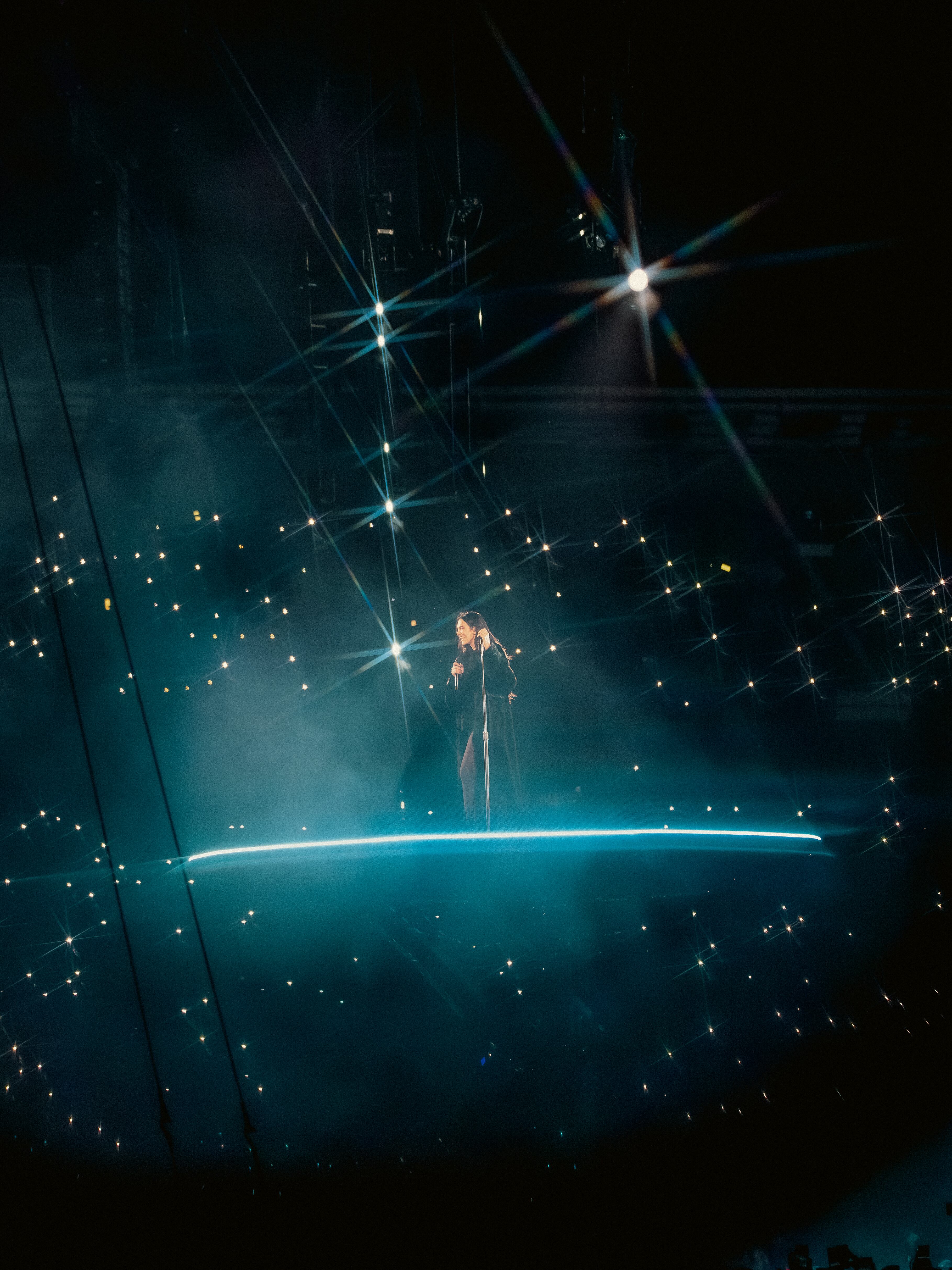 Dua Lipa en concierto en el Estadio El Campín de Bogotá, la noche del 28 de noviembre de 2025.