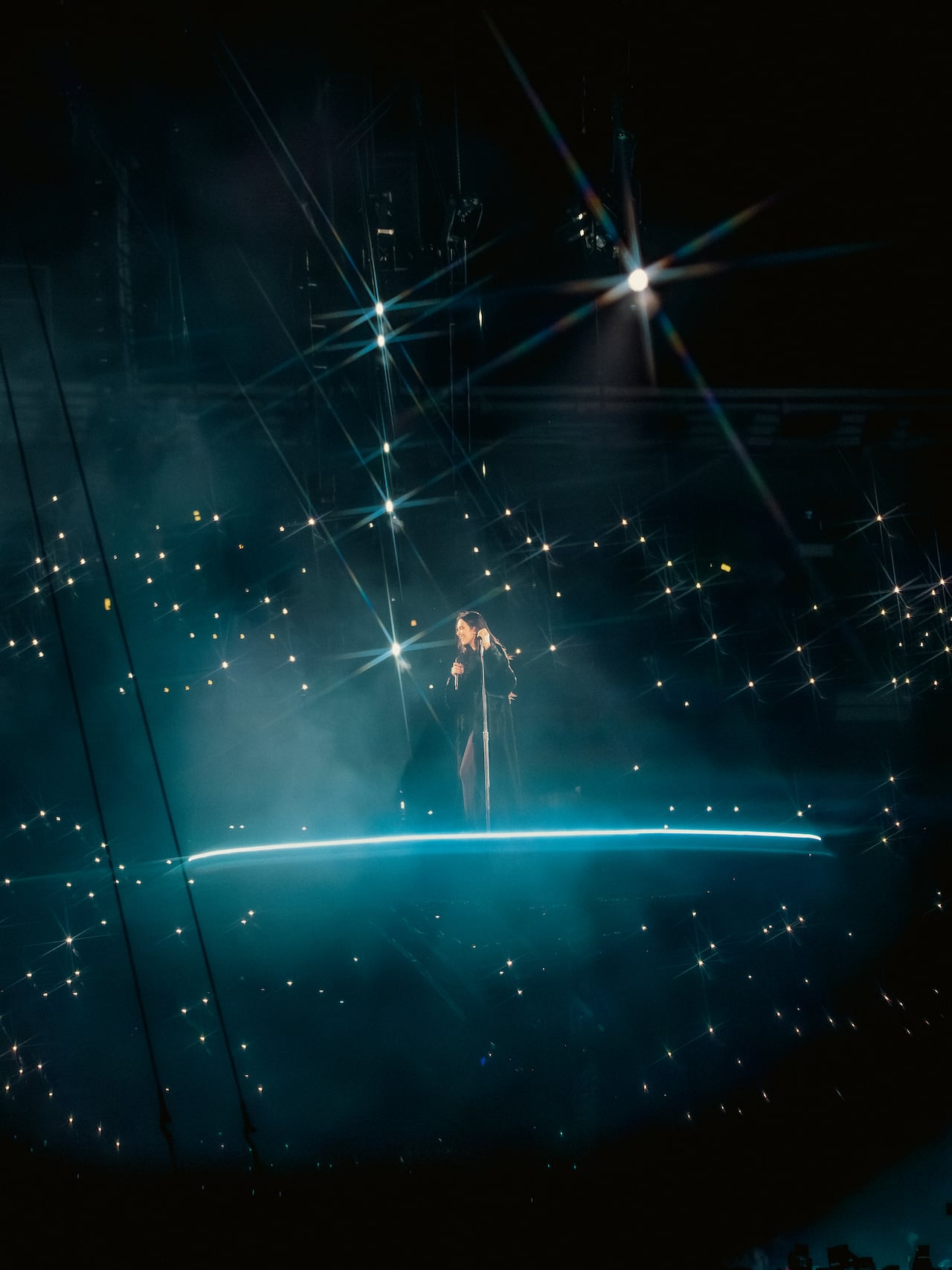 Dua Lipa en concierto en el Estadio El Campín de Bogotá, la noche del 28 de noviembre de 2025.
