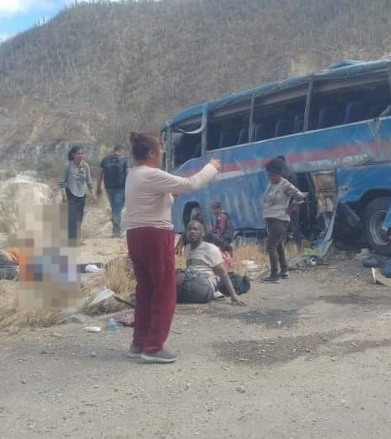 Justo en este momento sacaban a los heridos del bus