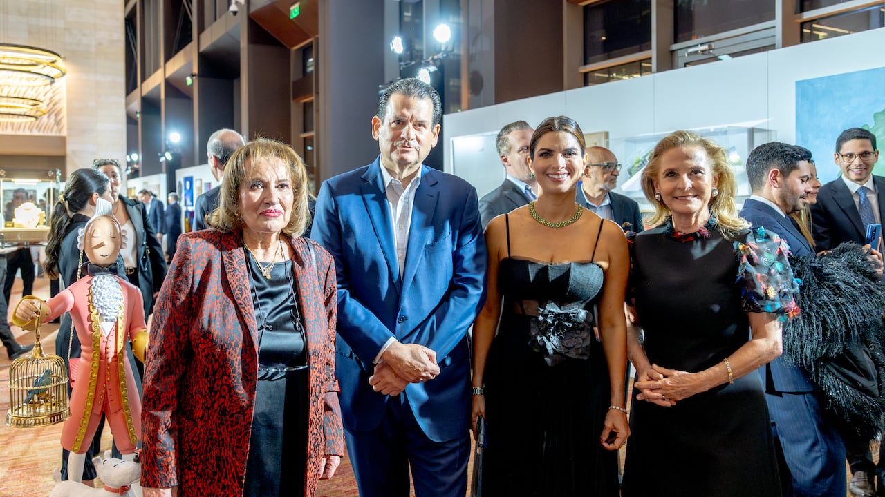 XII Subasta a la Rueda Rueda, 2 de diciembre, Hotel Grand Hyatt de Bogotá. De izquierda a derecha: María Victoria Estrada, directora de la Subasta; Luis Carlos Sarmiento; Vivi Barguil Bechara, directora de la Fundación a la Rueda Rueda; Denise Ratinoff, vicepresidenta sénior de la casa Christie's.