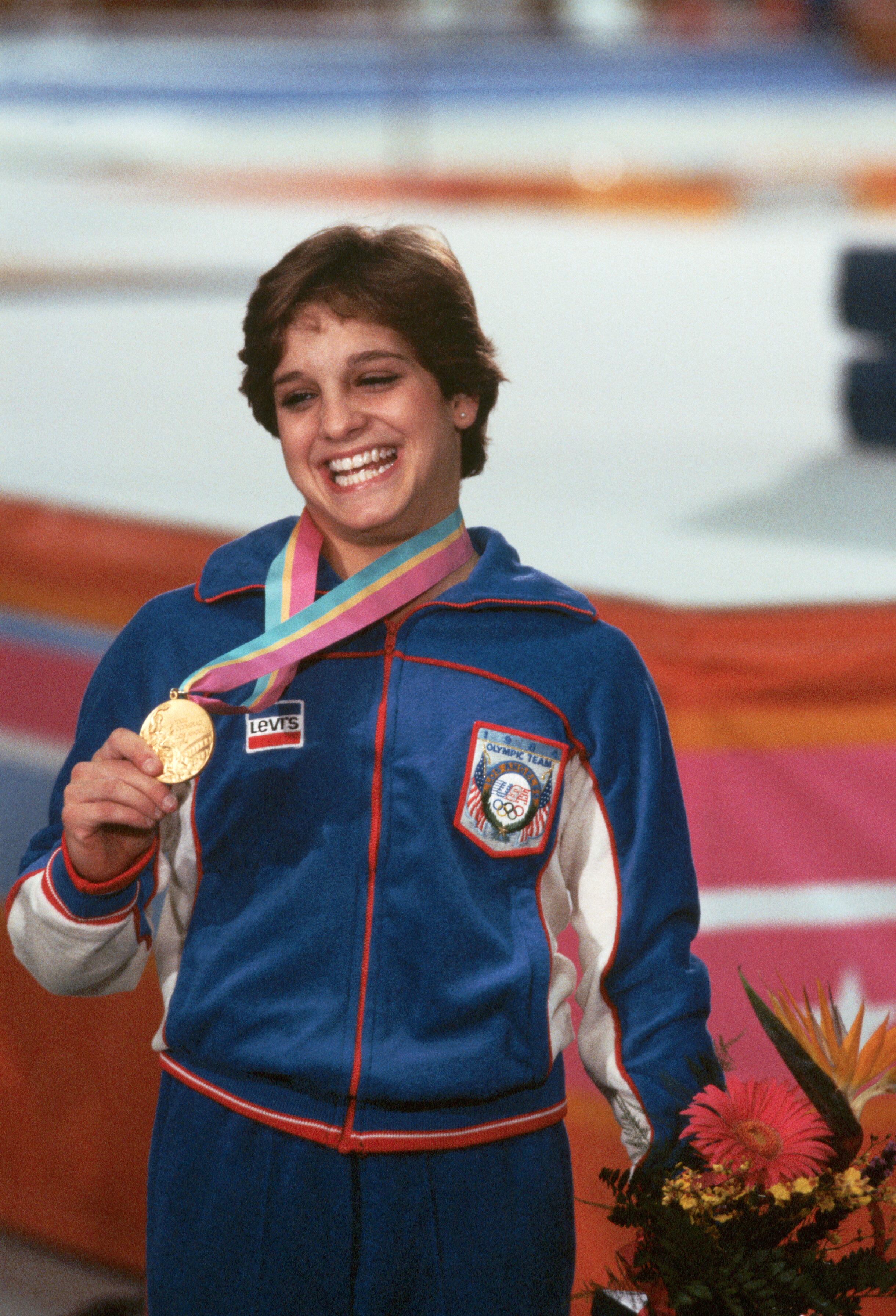 Mary Lou Retton, ganadora de la medalla de oro, posa para una fotografía tras la ceremonia de premiación de la prueba combinada de gimnasia femenina en los Juegos Olímpicos de Verano de Los Ángeles 1984.