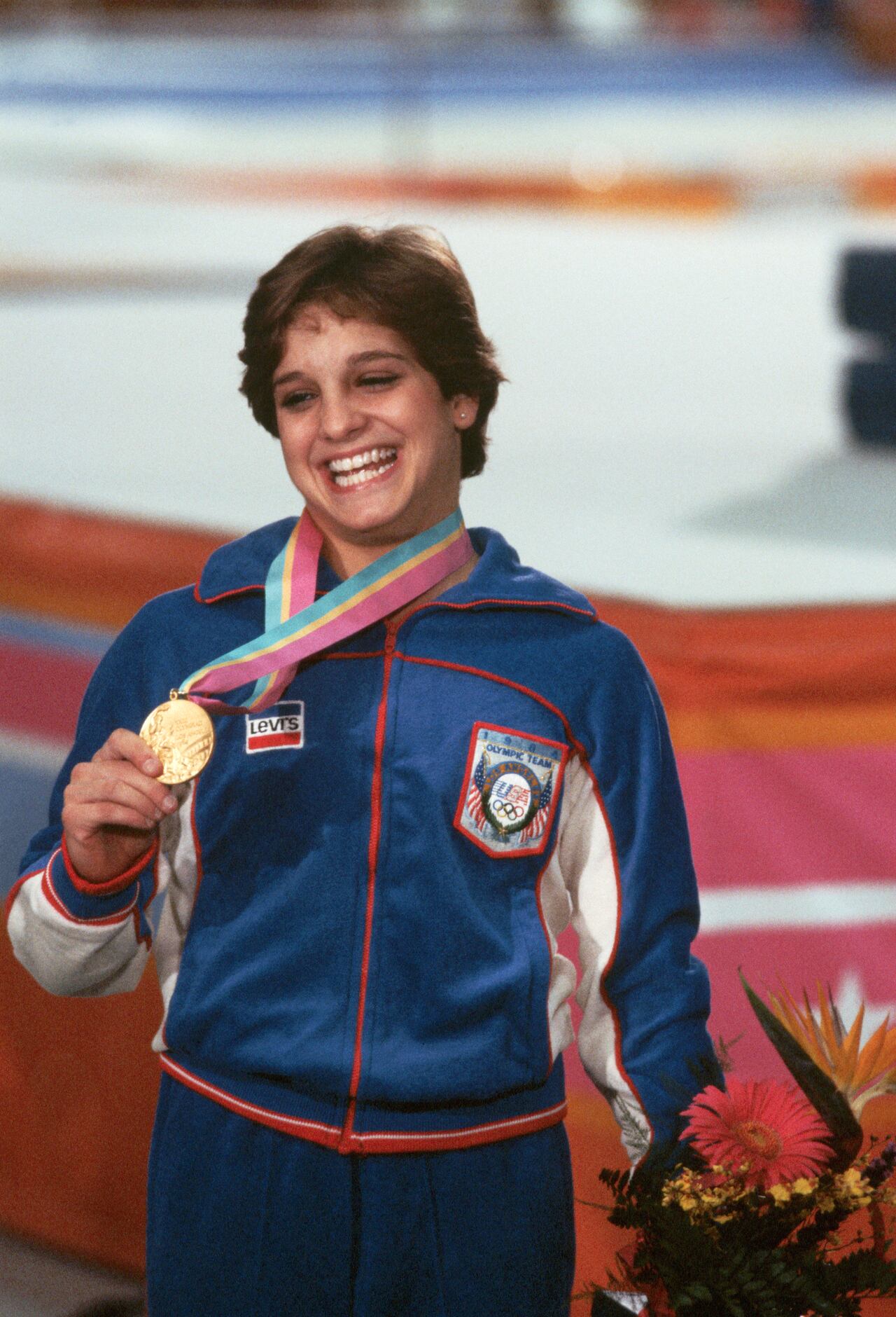 Mary Lou Retton, ganadora de la medalla de oro, posa para una fotografía tras la ceremonia de premiación de la prueba combinada de gimnasia femenina en los Juegos Olímpicos de Verano de Los Ángeles 1984.