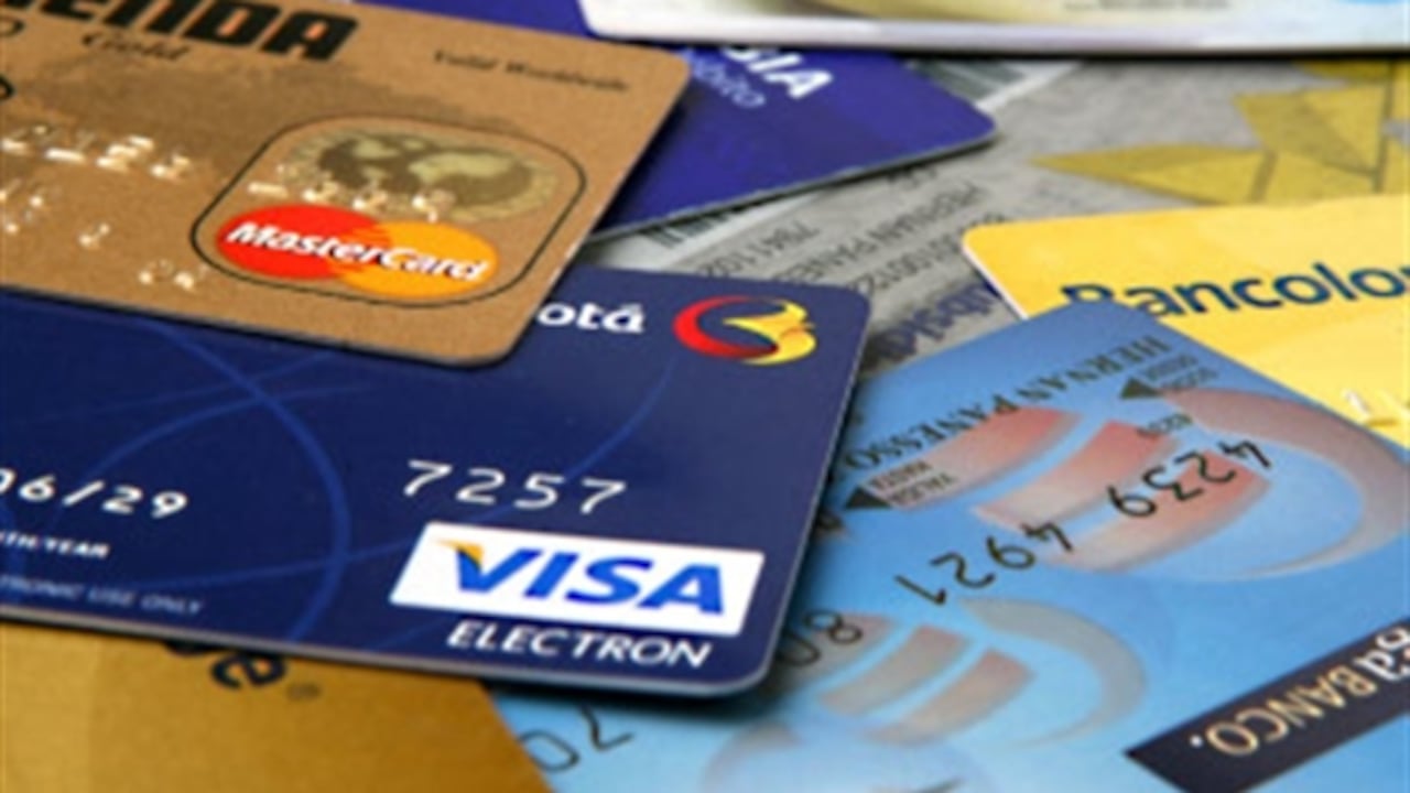 Si bien las cuotas de manejo pueden ser altas, si se combina la devolución de 2 puntos del IVA con la acumulación de millas y puntos se le pueden sacar beneficios al dinero plástico.