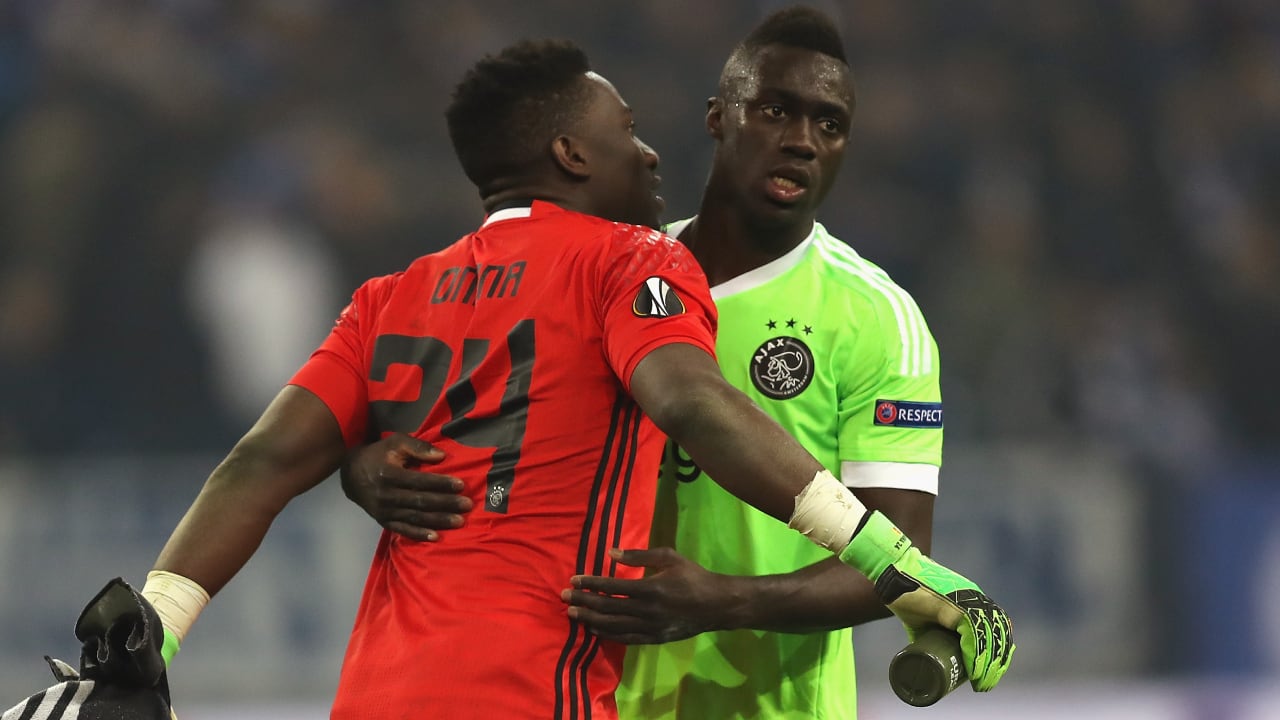 Onana y Sánchez se abrazan tras vencer al Schalke 04 en Alemania en 2017